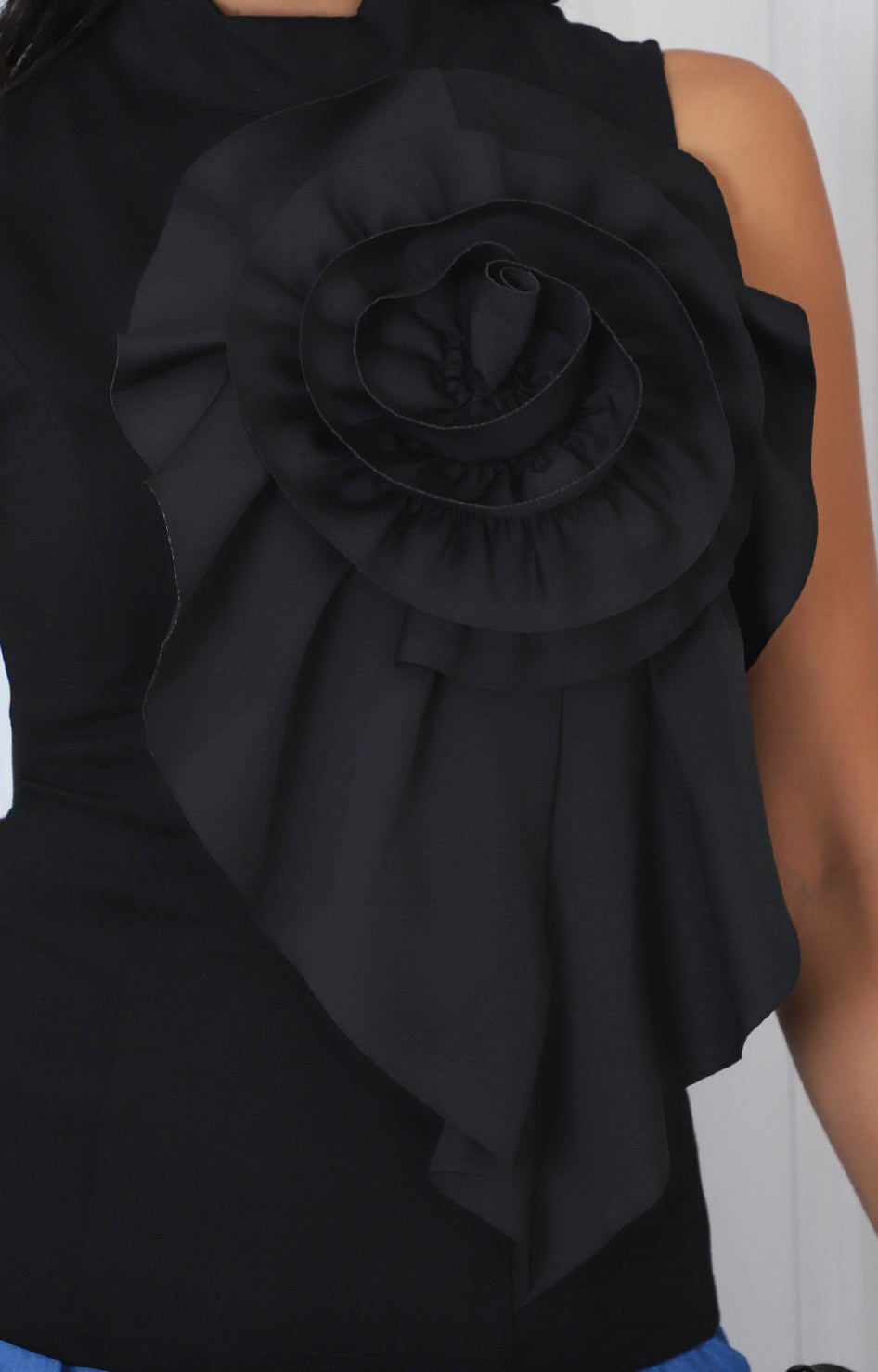 Blusa negra con maxi flor