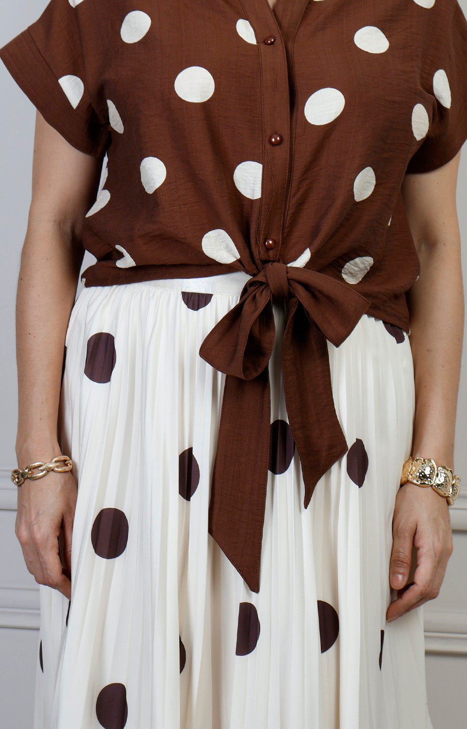 Blusa regular de Boutiquemirel con estampado de puntos y detalle de amarre en la parte frontal.