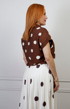 Blusa regular de Boutiquemirel con estampado de puntos y detalle de amarre en la parte frontal.