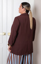 Saco con mangas globo de la marca Boutiquemirel, estilo curvy, en color neutro, mostrando su diseño moderno y ajustado