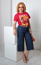 Blusa roja con estampado gráfico de la marca Boutiquemirel, estilo regular, con diseño llamativo y detalles visuales en la prenda.
