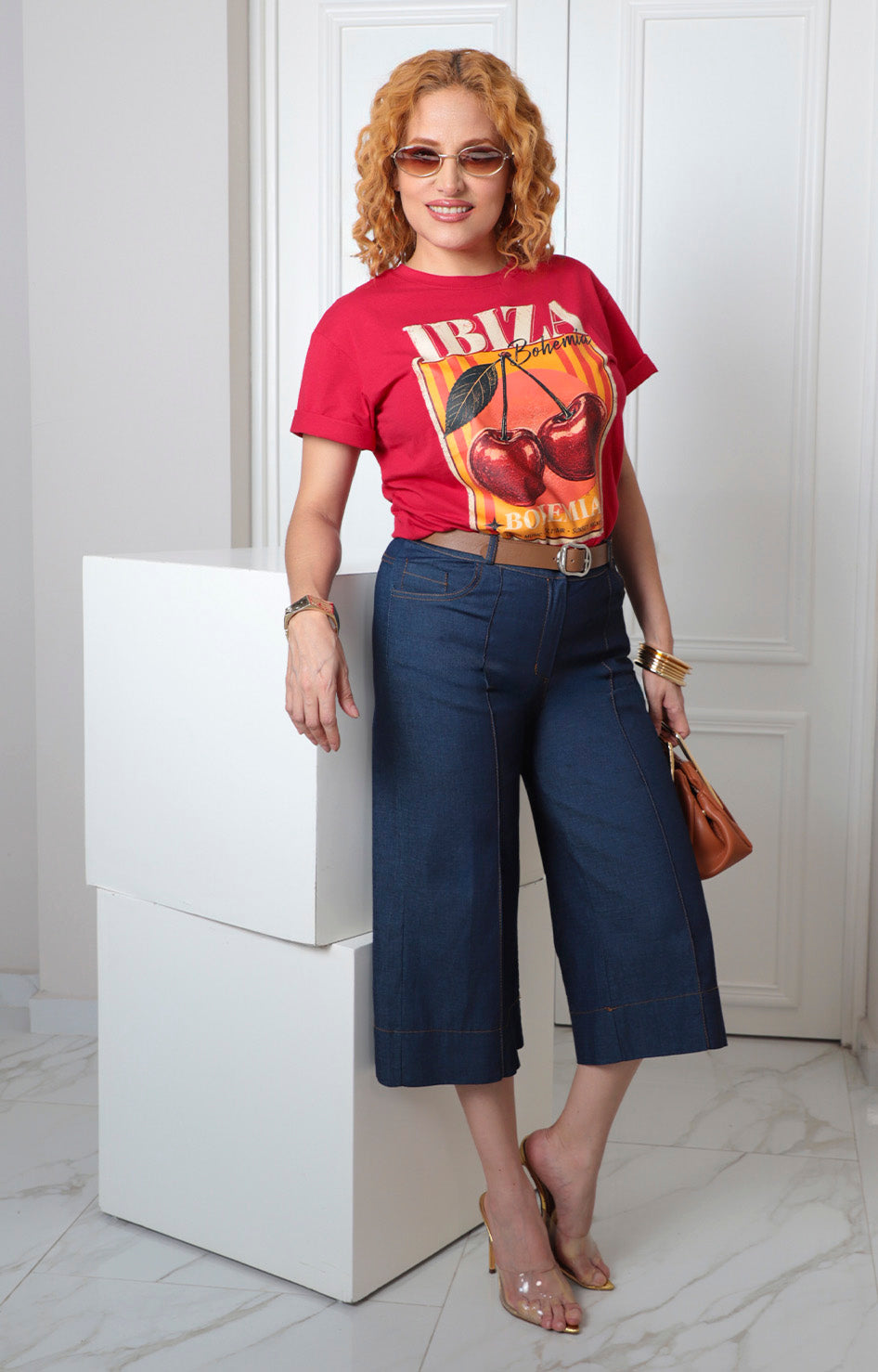 Blusa roja con estampado gráfico de la marca Boutiquemirel, estilo regular, con diseño llamativo y detalles visuales en la prenda.