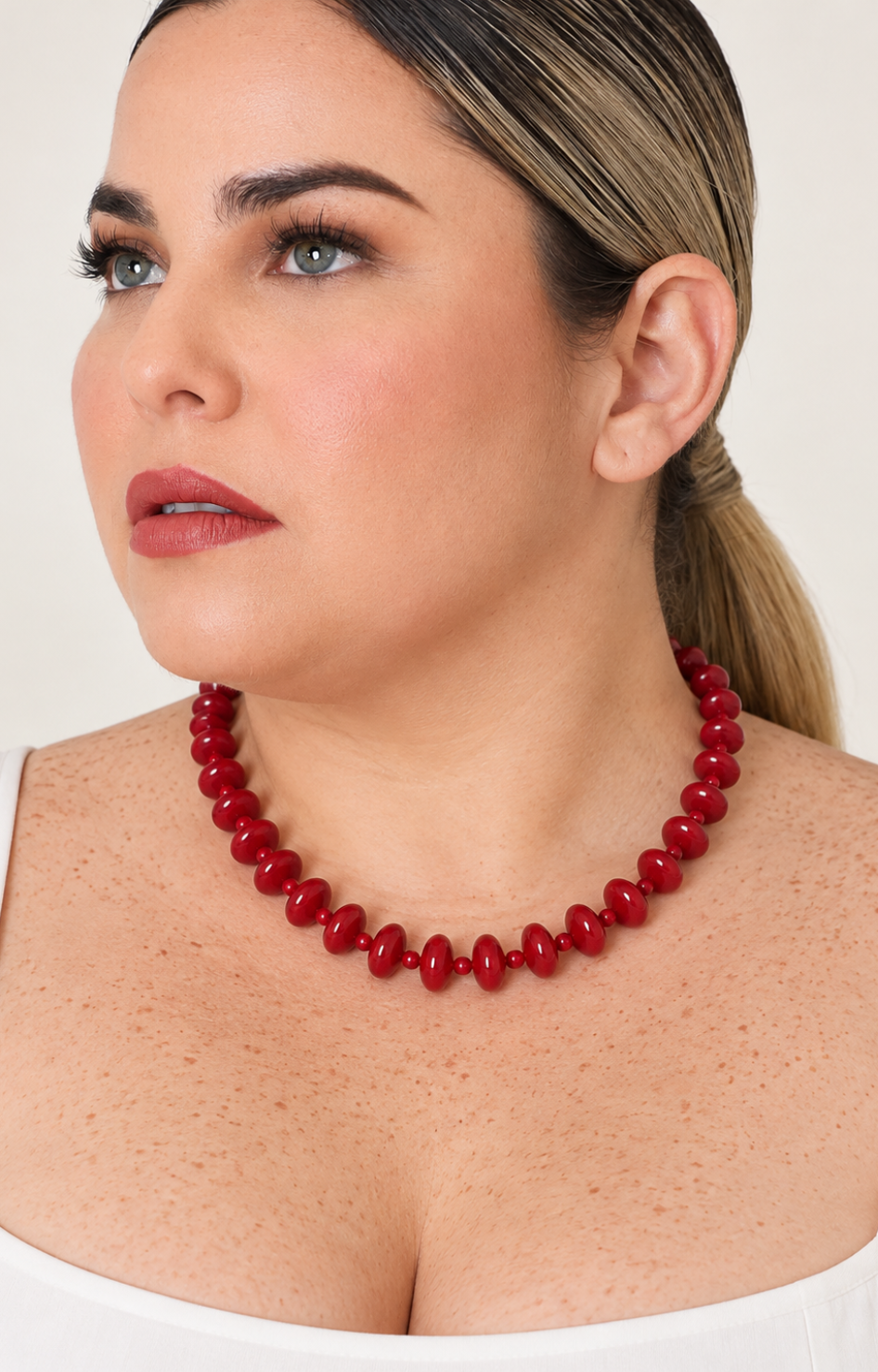 Collar llamativo de cuentas redondas