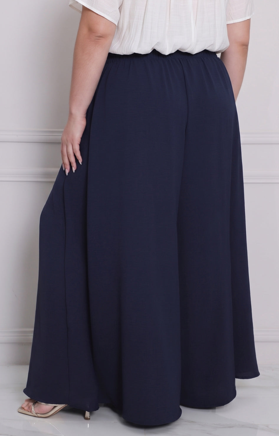 Pantalón curvy de corte amplio de la marca Boutiquemirel, en color neutro, con diseño cómodo y moderno.