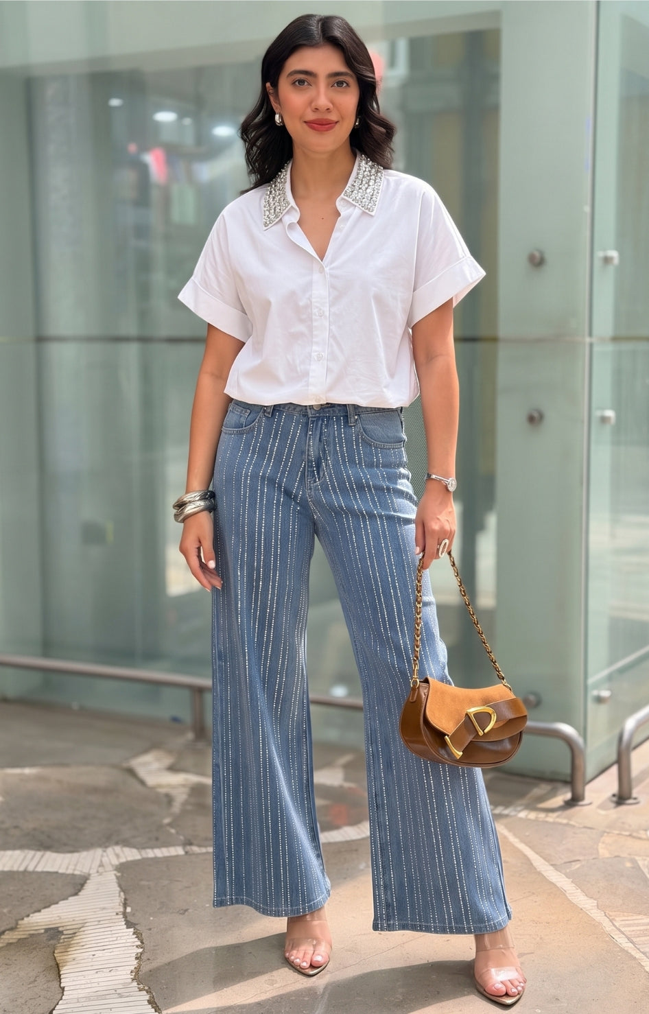 Blusa blanca con aplicaciones de brillos