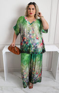 Conjunto verde amplio con estampado acuarela