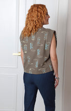 Blusa verde estampado de botas vaqueras