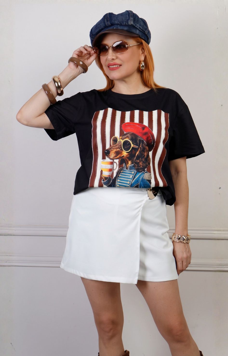 Blusa regular Boutiquemirel con estampado gráfico de perro en colores vibrantes y diseño casual para mujer.