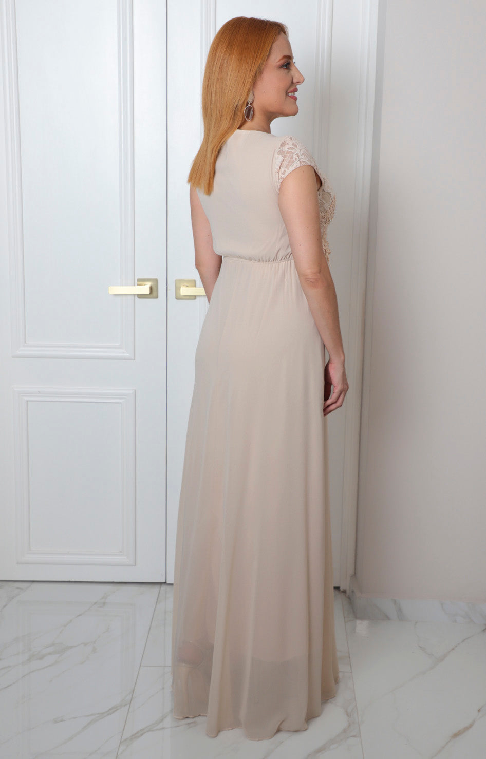 Vestido beige largo con encaje floral