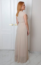 Vestido beige largo con encaje floral