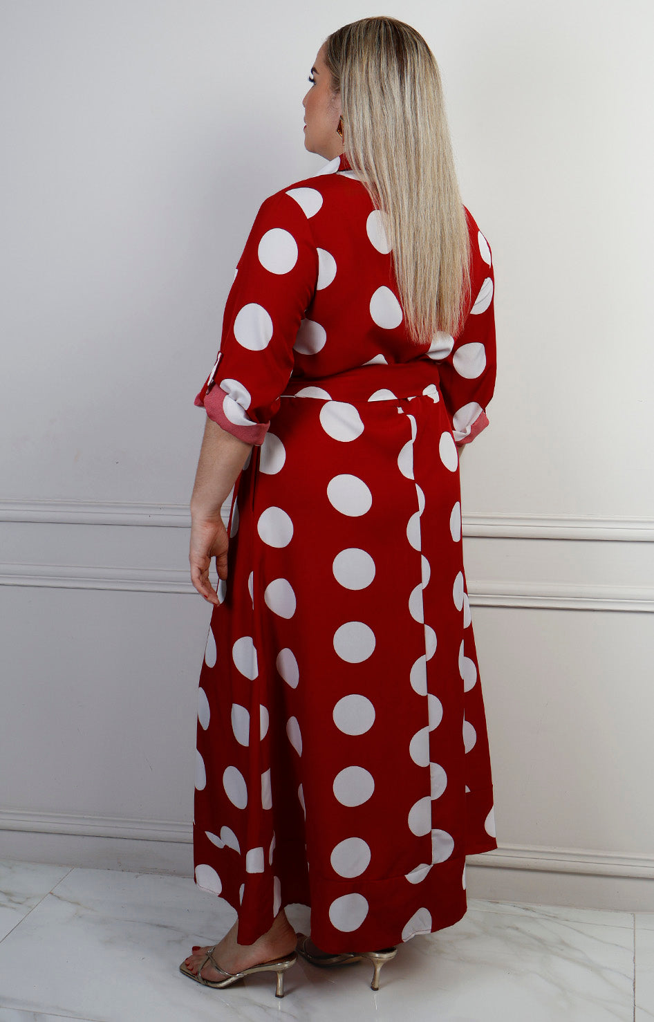 Vestido largo con cinturón y estampado de puntos