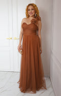 Vestido largo un hombro con tul drapeado de Boutiquemirel, diseño elegante y femenino en color suave, ideal para eventos formales.