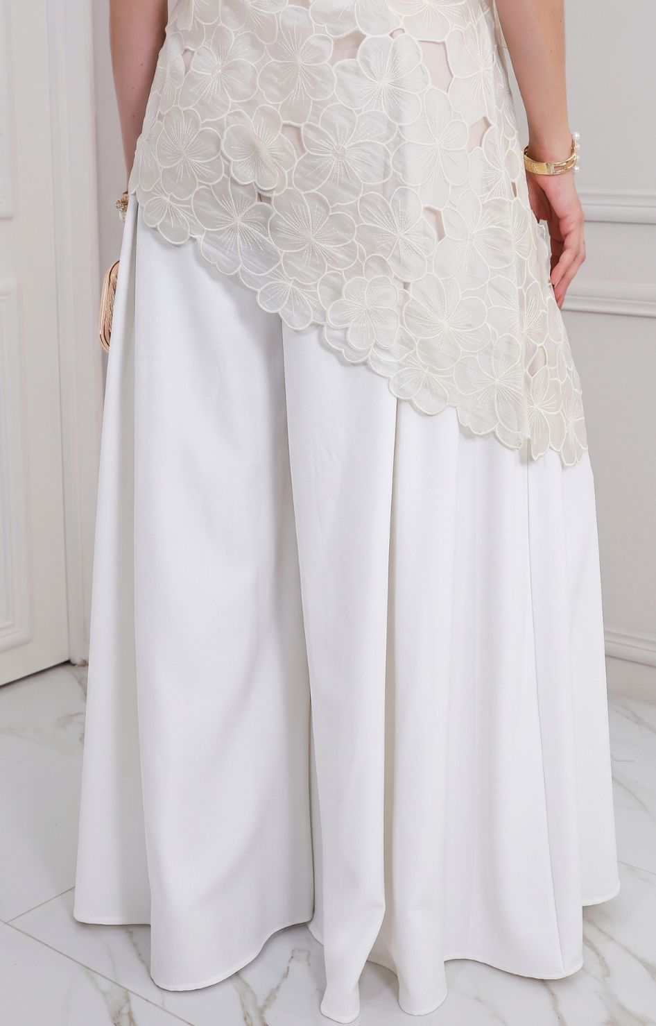 Pantalón amplio Boutiquemirel de estilo regular, con corte cómodo y tela suave, visible en la imagen.