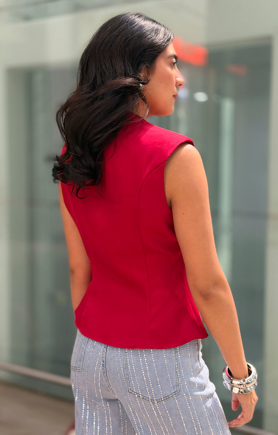 Blusa asimétrica con detalle dorado