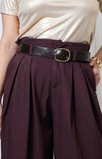 Pantalón plisado de pierna ancha con cinturón