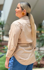 Blusa beige de rayas con corbata