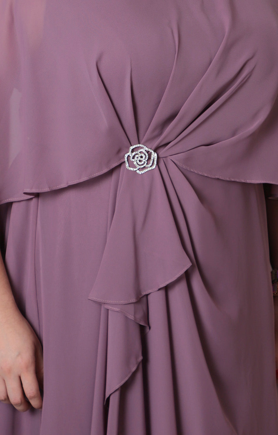 Vestido largo lila con olanes y broche