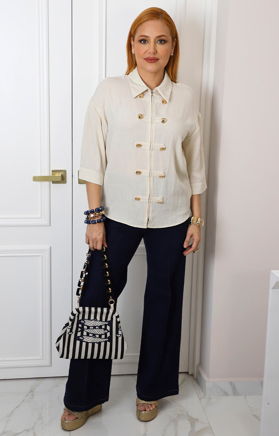Blusa beige con botones dorados