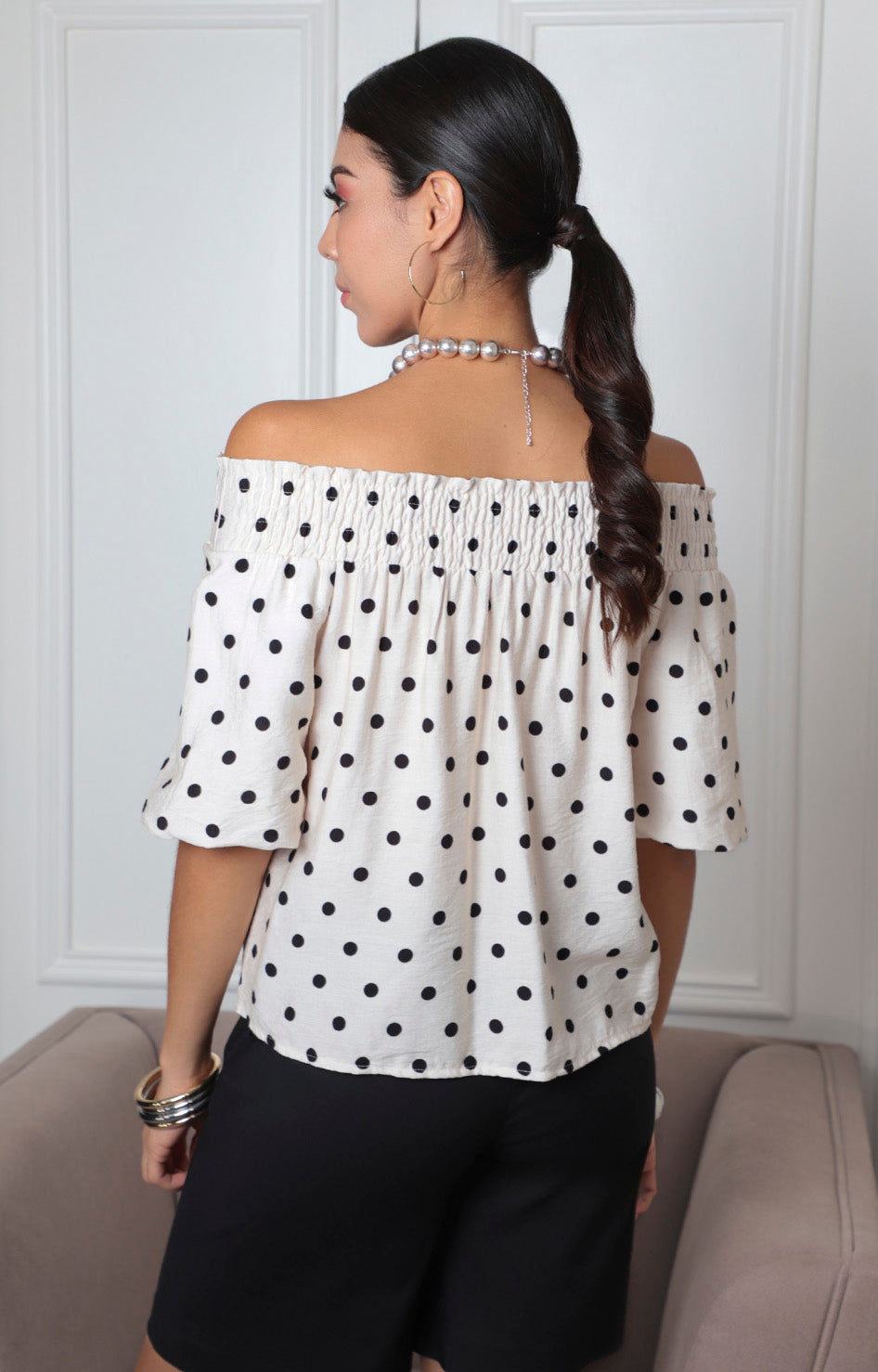 Blusa con cuello fruncido y estampado de lunares