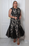 Vestido corto curvy Boutiquemirel con hojas bordadas, diseño ajustado y detalles elegantes en el tejido.
