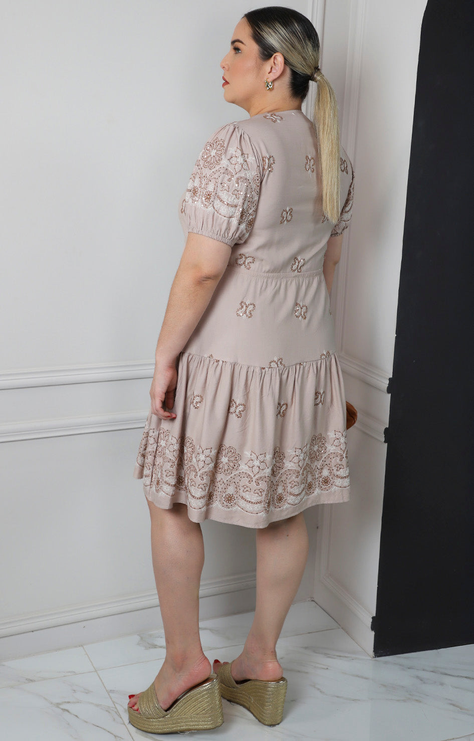Vestido corto con bordados florales