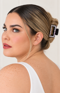 Pinza para cabello negra de la marca Boutiquemirel, resistente y elegante, con diseño clásico para peinados y recogidos.