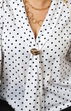 Blusa con estampado polka dots y detalle dorado