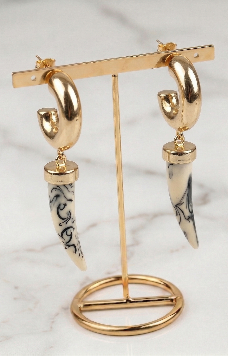 Aretes dorados con colmillo - ARETES Boutiquemirel 