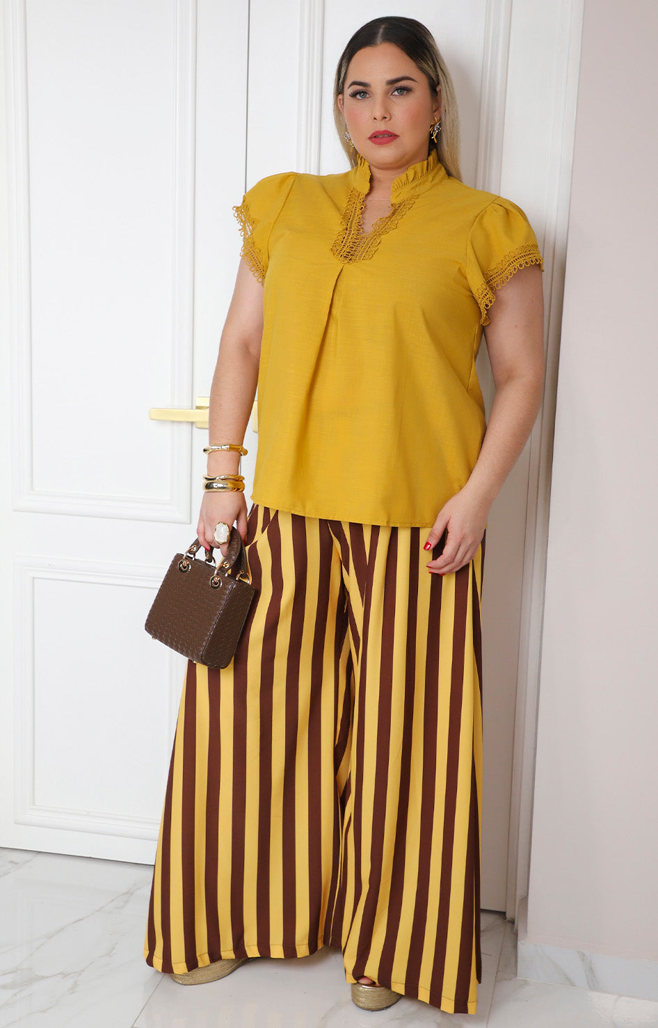 Blusa con encaje y mangas bordadas