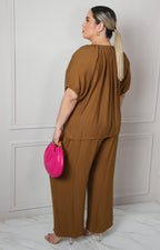 Conjunto con blusa escote en V y detalle dorado