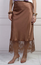 Falda larga regular de encaje en color oscuro, con detalles delicados y cintura ajustada, de la marca Boutiquemirel.