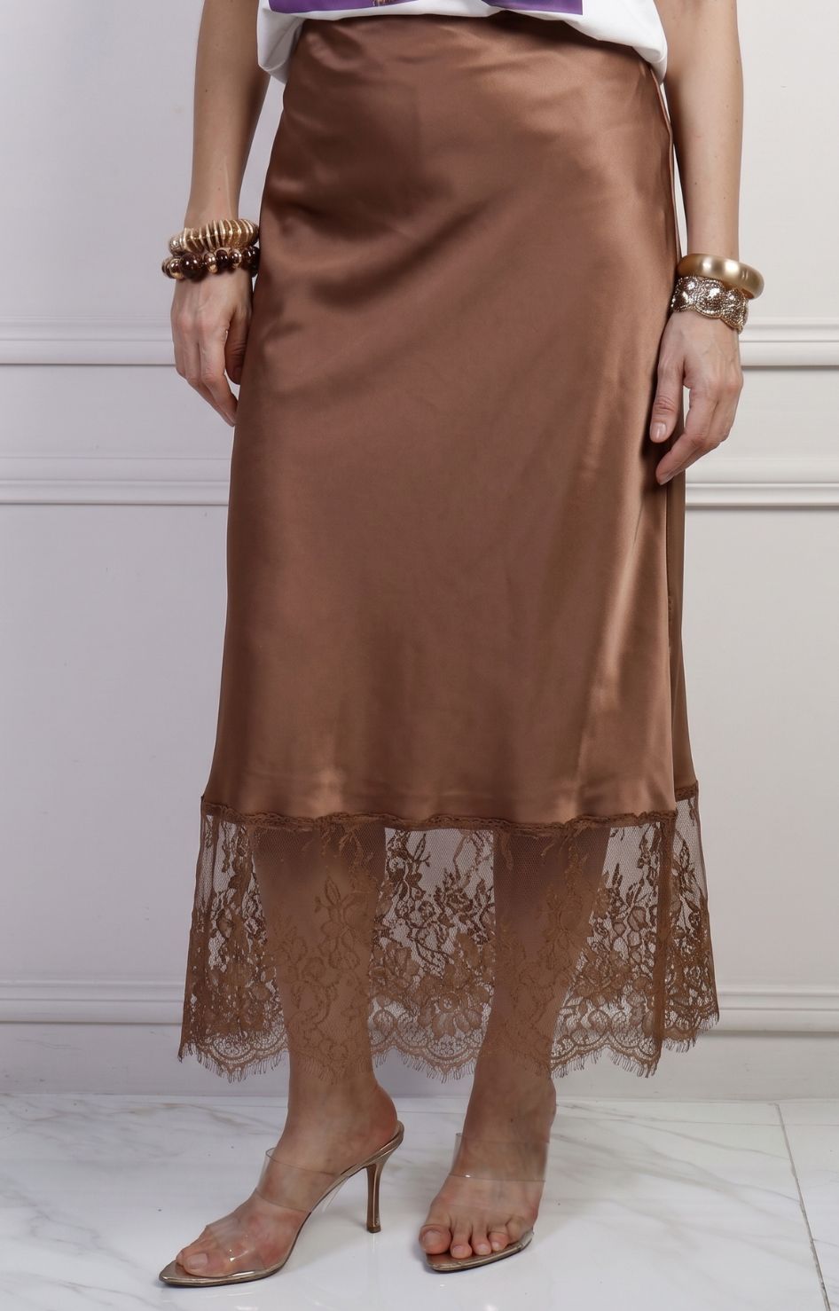 Falda larga regular de encaje en color oscuro, con detalles delicados y cintura ajustada, de la marca Boutiquemirel.