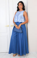 Blusa azul con aplicaciones