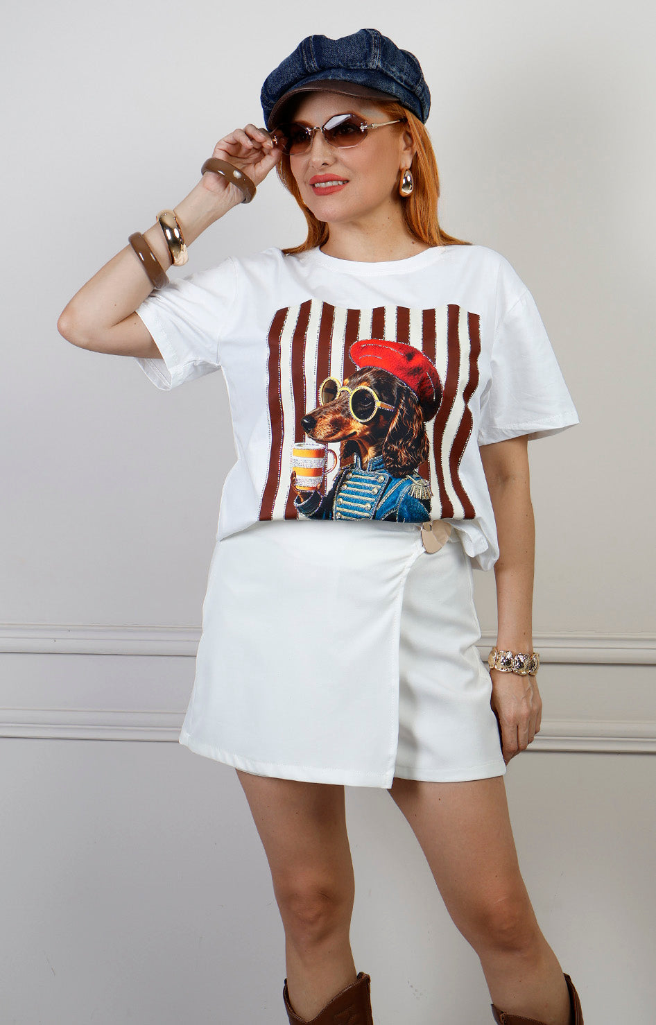 Blusa regular de Boutiquemirel con estampado gráfico de perro, manga larga y diseño moderno, en colores vibrantes.