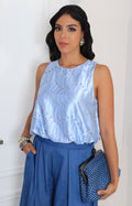 Blusa azul con aplicaciones