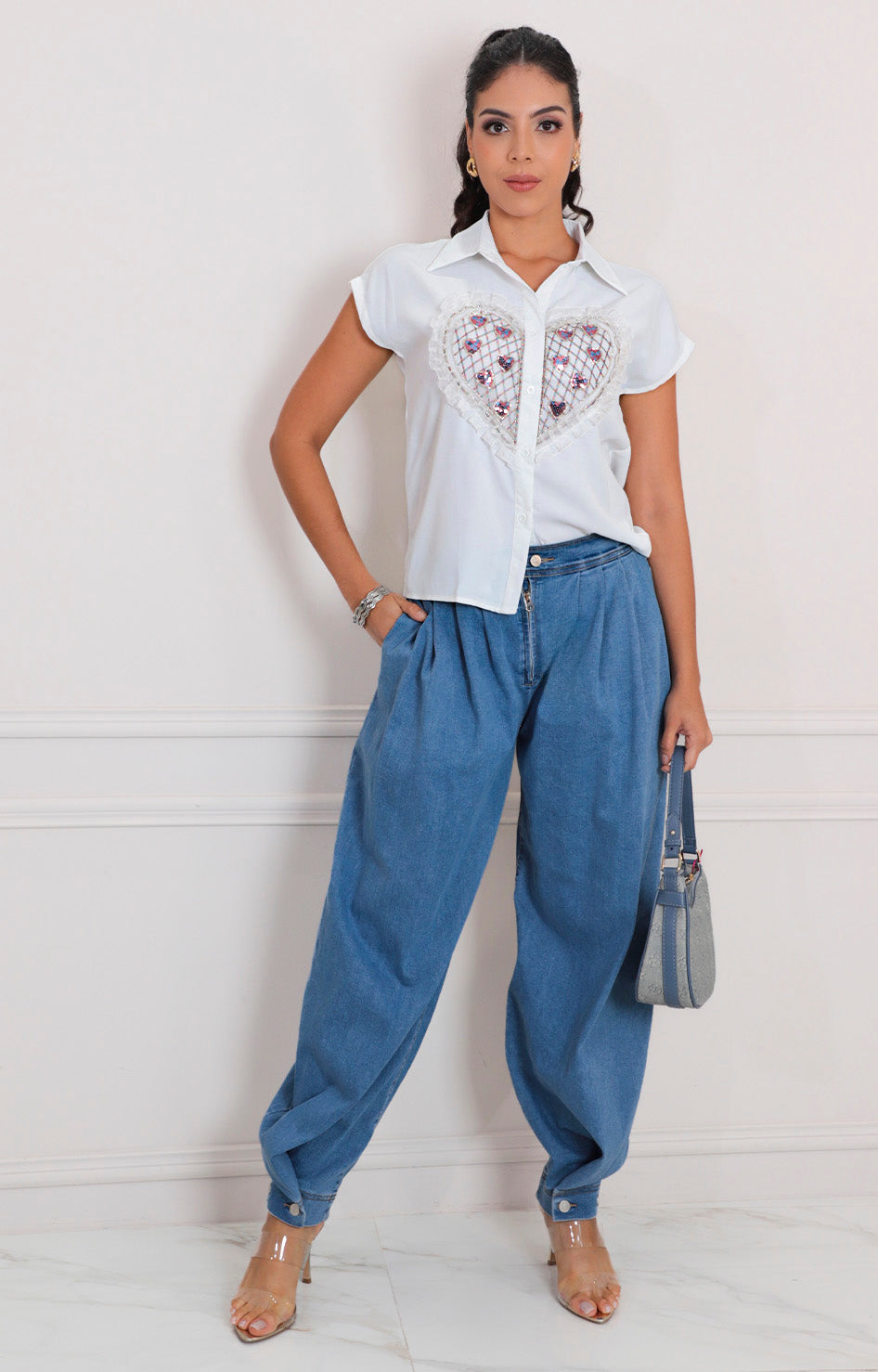 Blusa blanca con aplicaciones