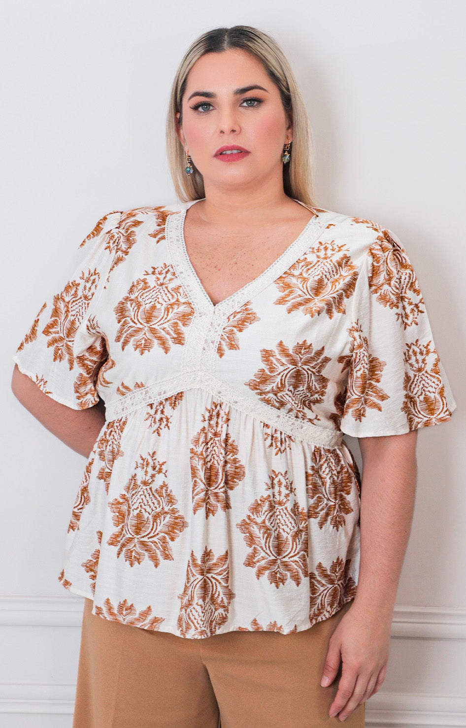 Blusa beige con bordado - BLUSAS CURVY Boutiquemirel 
