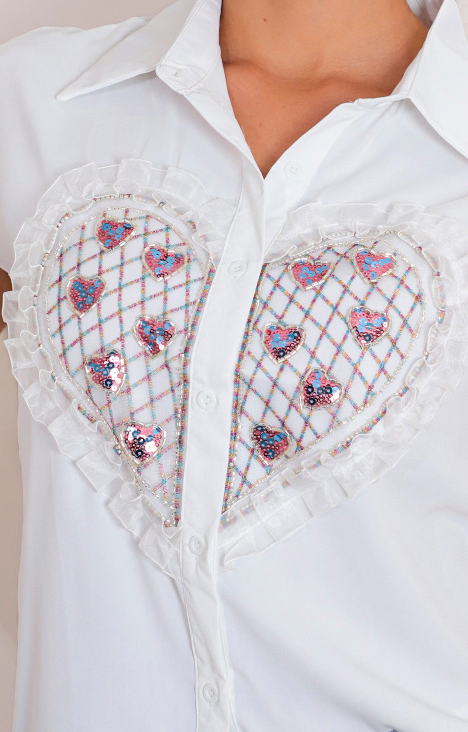 Blusa blanca con aplicaciones