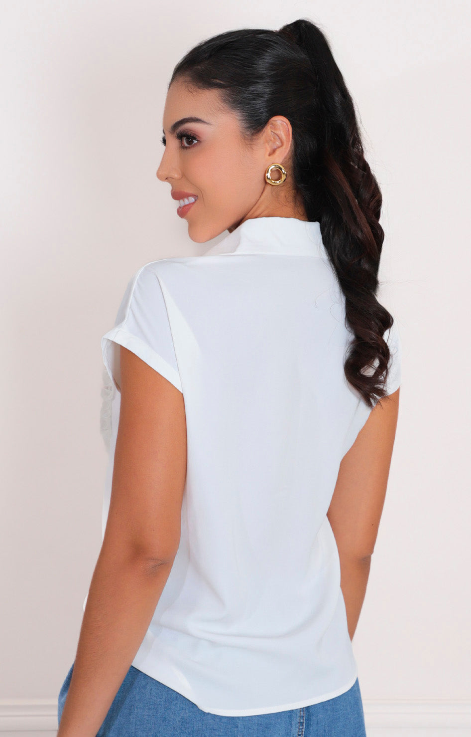 Blusa blanca con aplicaciones
