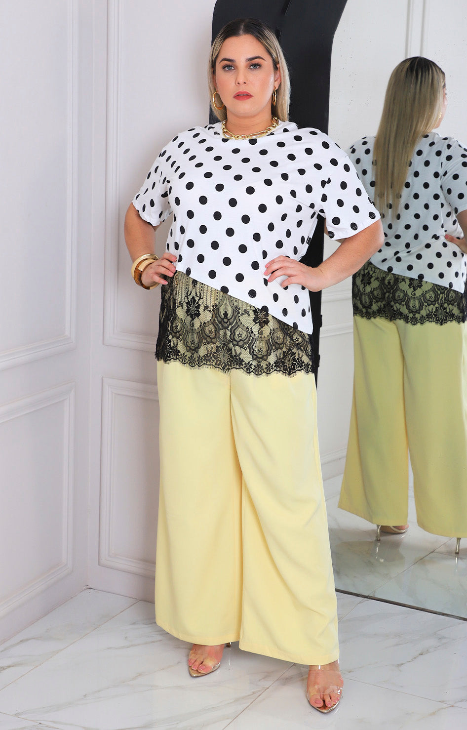 Blusa blanca con polka dots y encaje