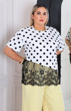Blusa blanca con polka dots y encaje