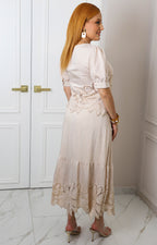 Conjunto beige con bordado floral