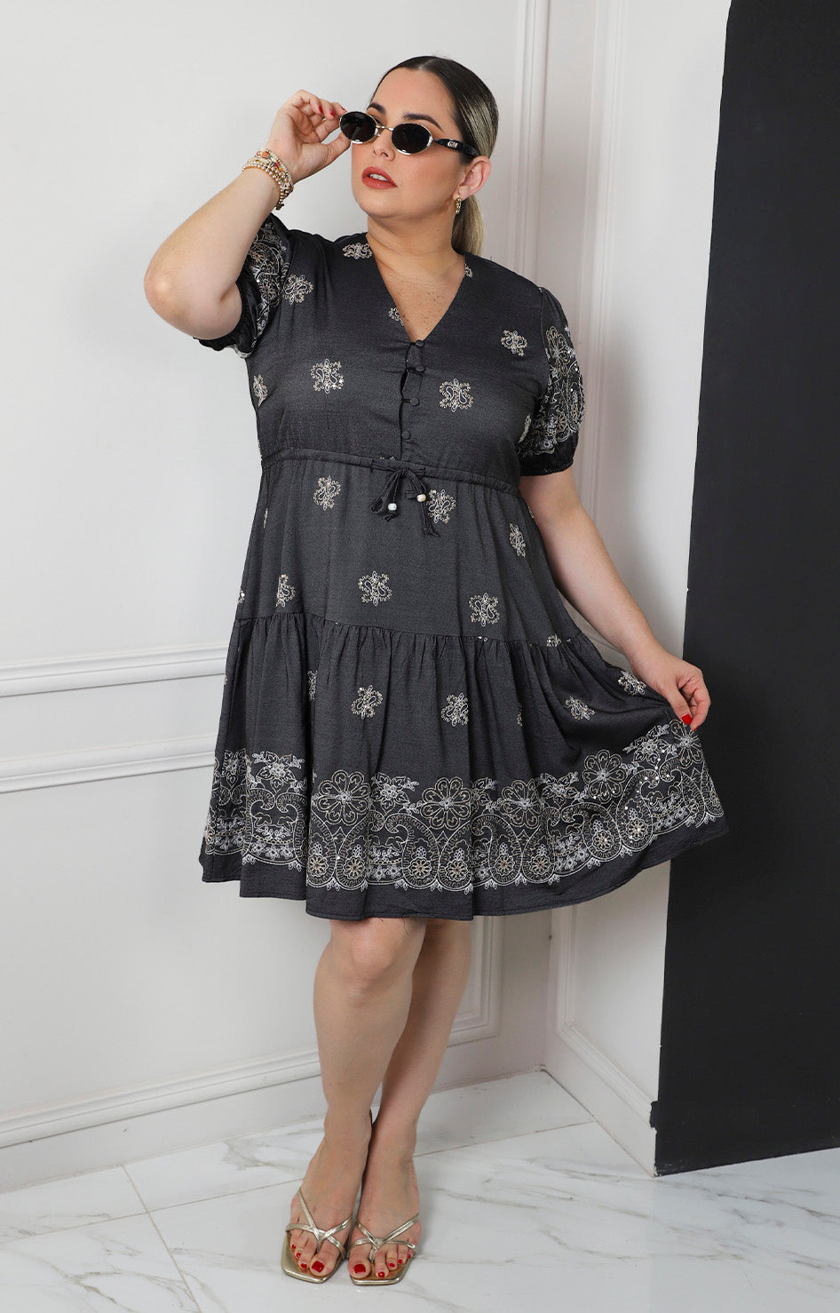Vestido corto con bordados florales