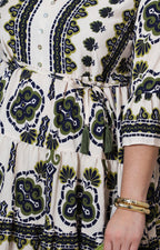 Vestido con estampado geométrico y lazo