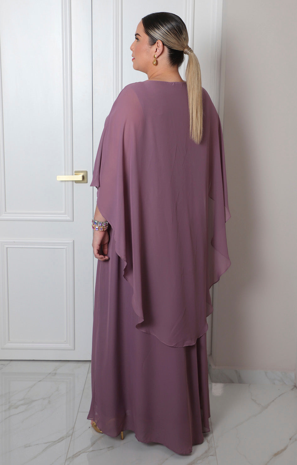 Vestido largo lila con olanes y broche