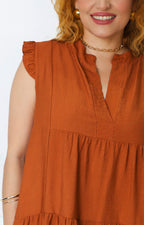 Vestido con cuello en V y olanes