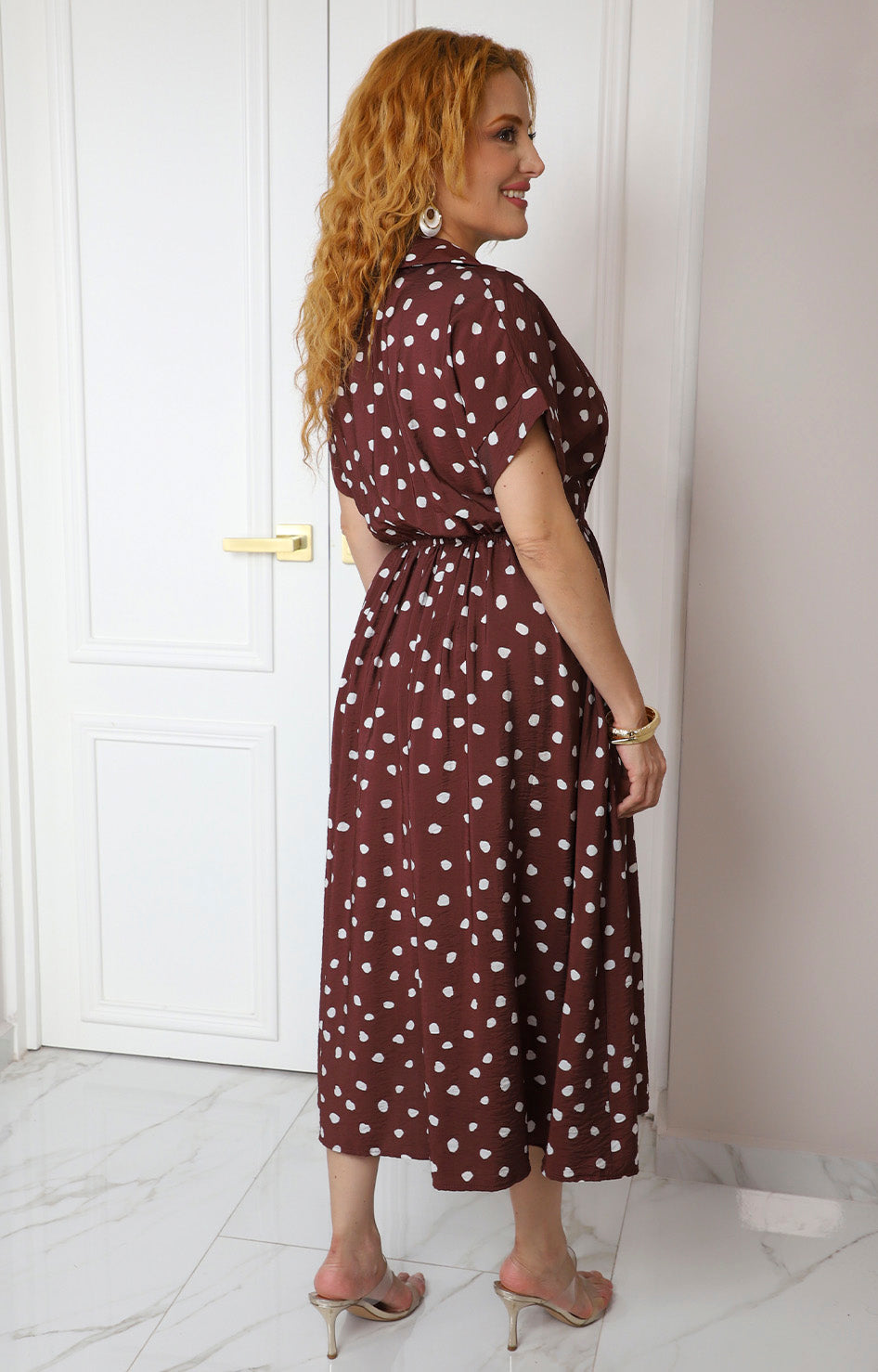 Vestido café estampado con polka dots