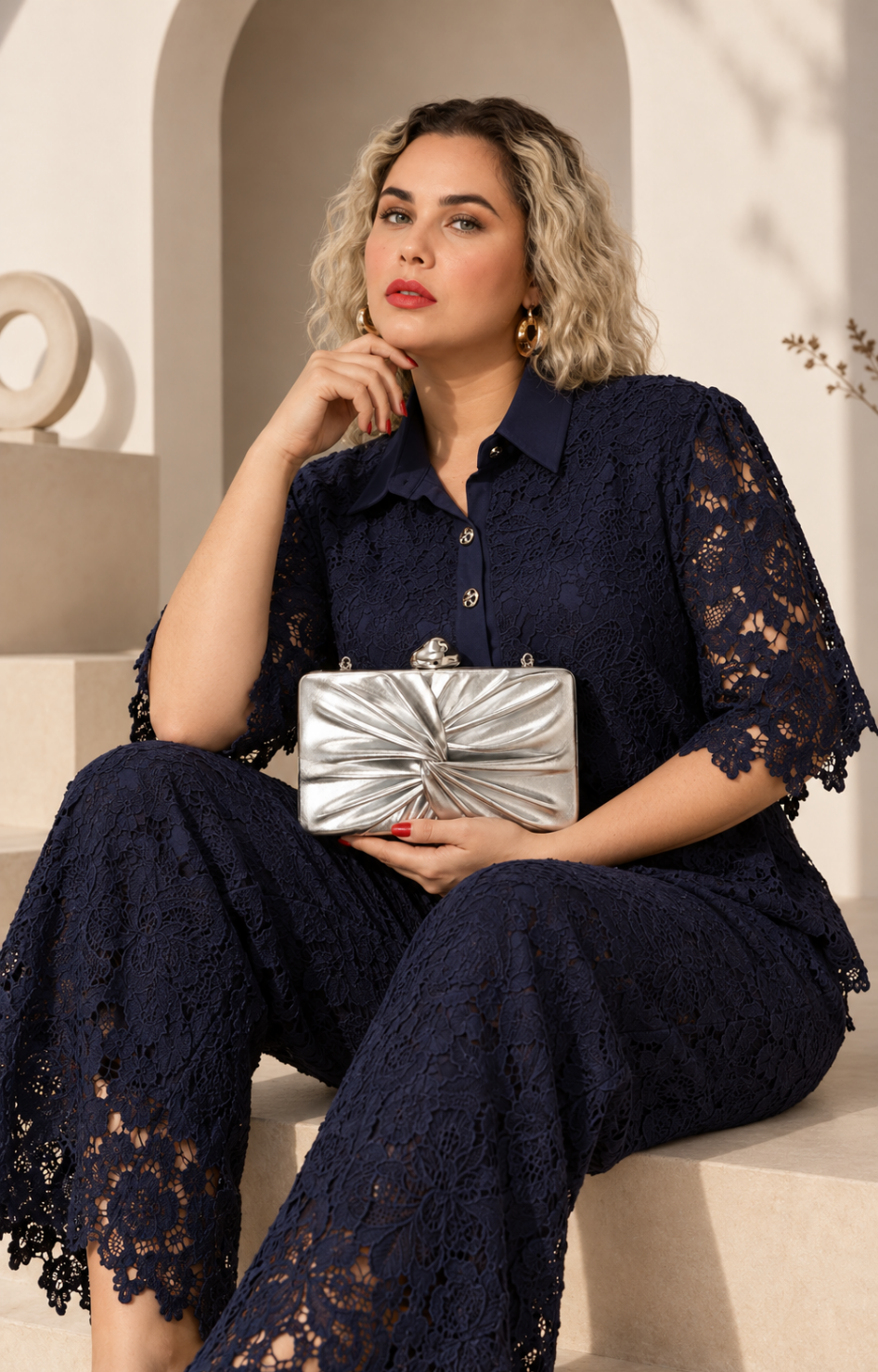 Bolsa clutch plateada con moño de la marca Boutiquemirel, estilo elegante y moderno, con cierre y detalles en brillo plateado.