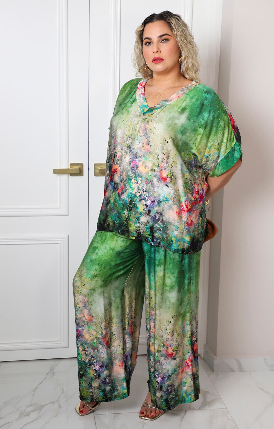 Conjunto verde amplio con estampado acuarela