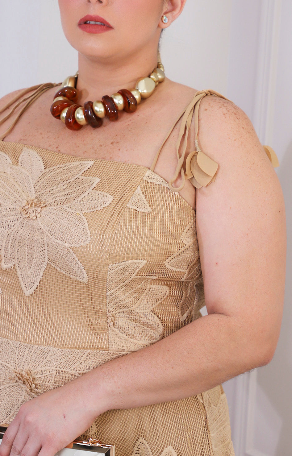 Vestido beige floral bordado